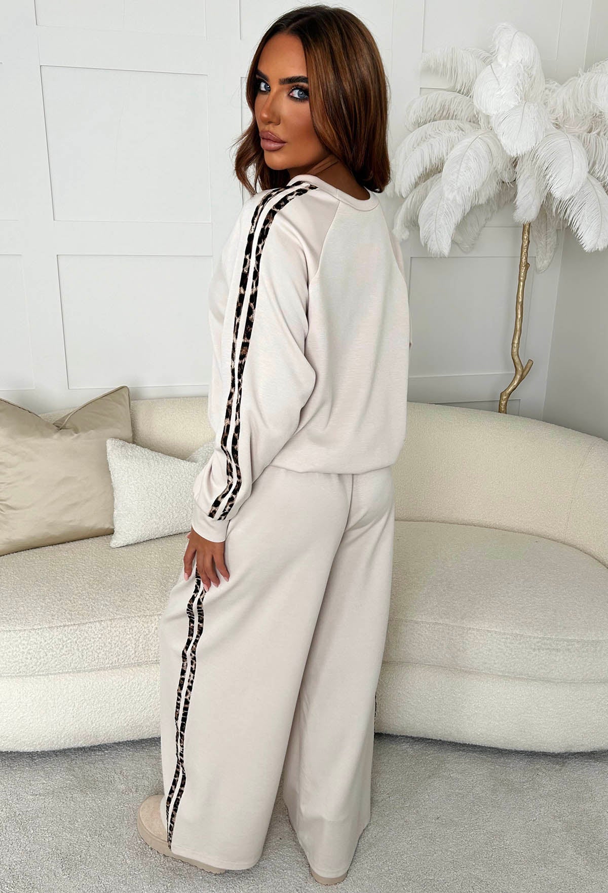 Effortless Cool Beige Contrast Edge Activewear Set - Image 4